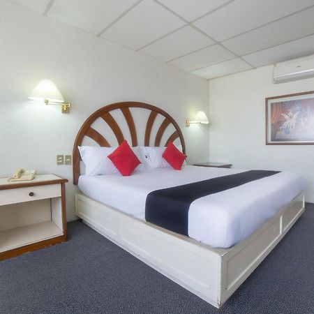 Capital O Hotel Casa Real Celaya Селая Экстерьер фото