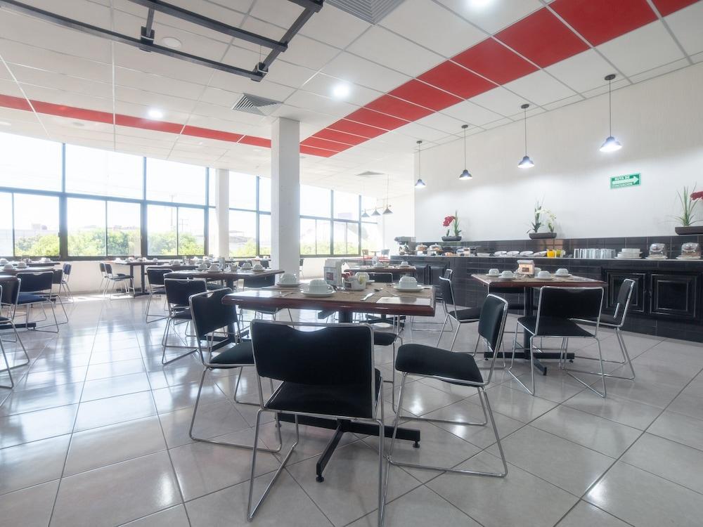 Capital O Hotel Casa Real Celaya Селая Экстерьер фото