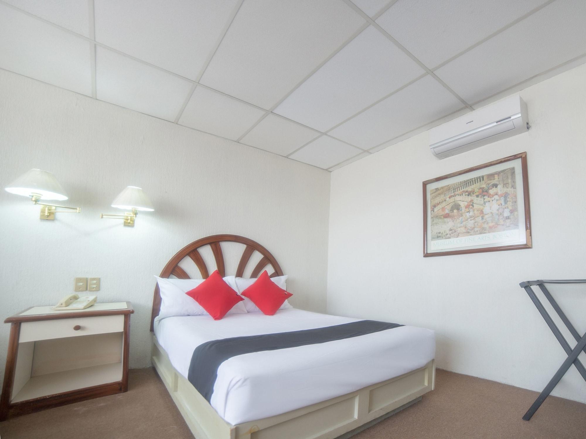 Capital O Hotel Casa Real Celaya Селая Экстерьер фото