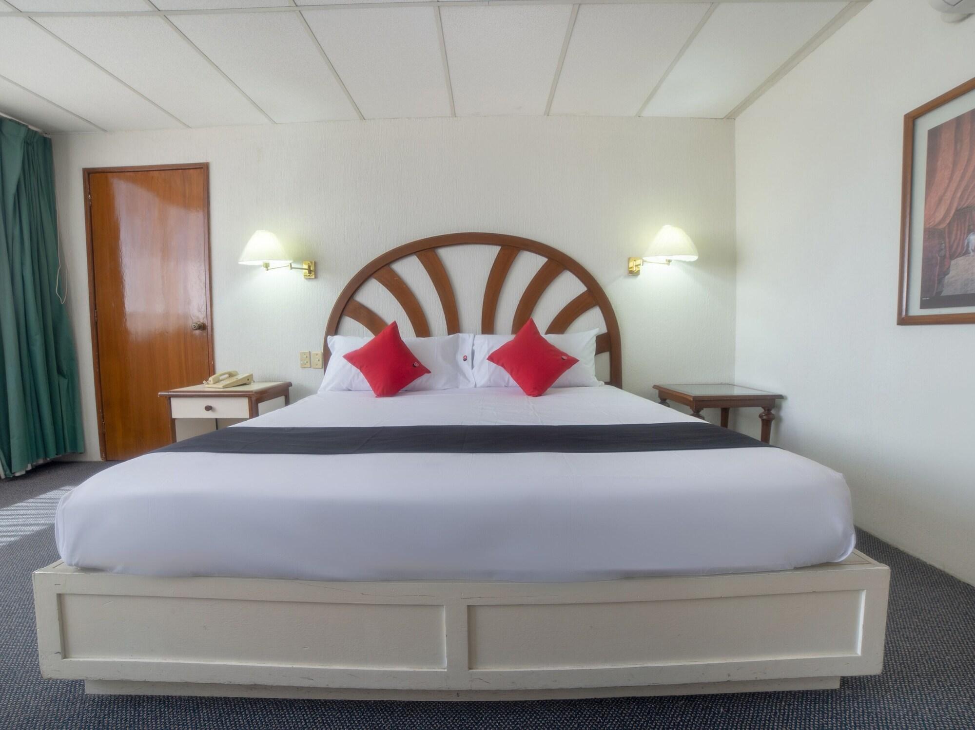 Capital O Hotel Casa Real Celaya Селая Экстерьер фото