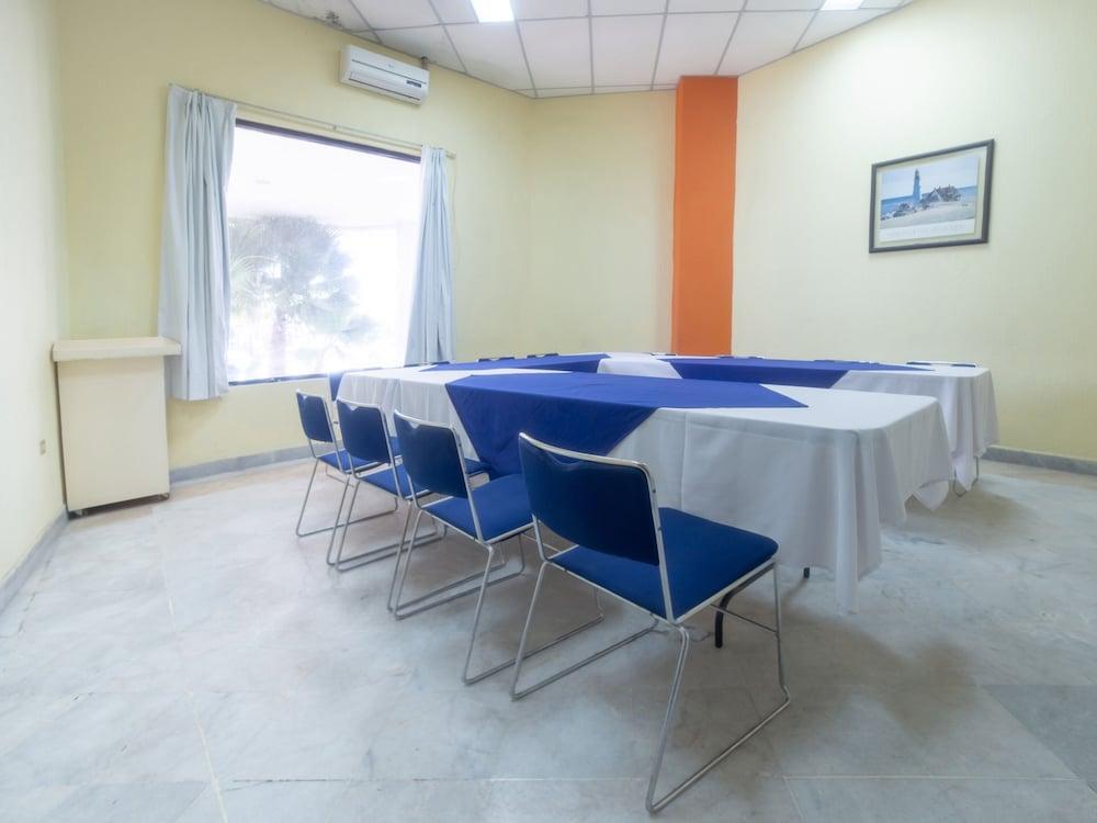Capital O Hotel Casa Real Celaya Селая Экстерьер фото