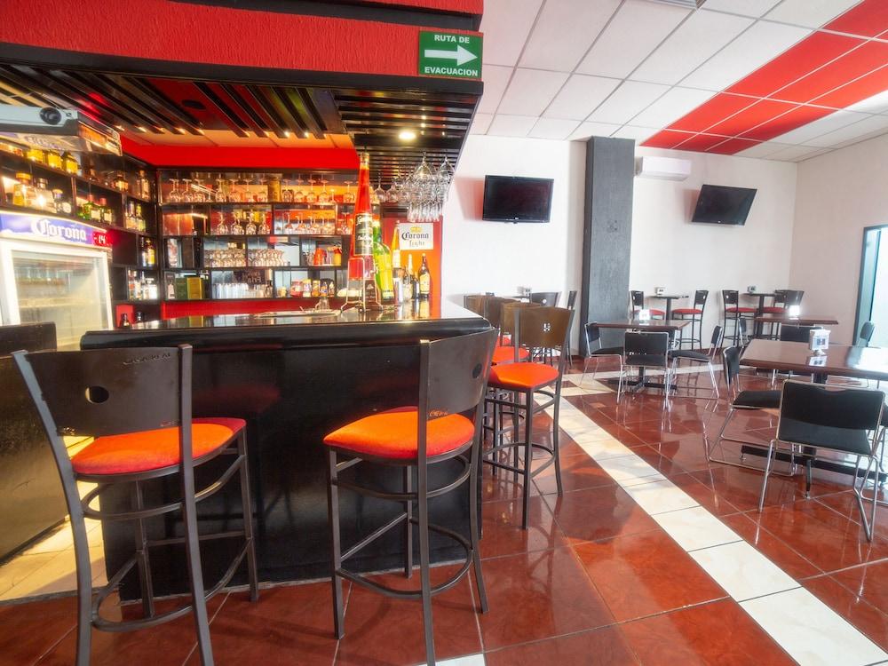 Capital O Hotel Casa Real Celaya Селая Экстерьер фото