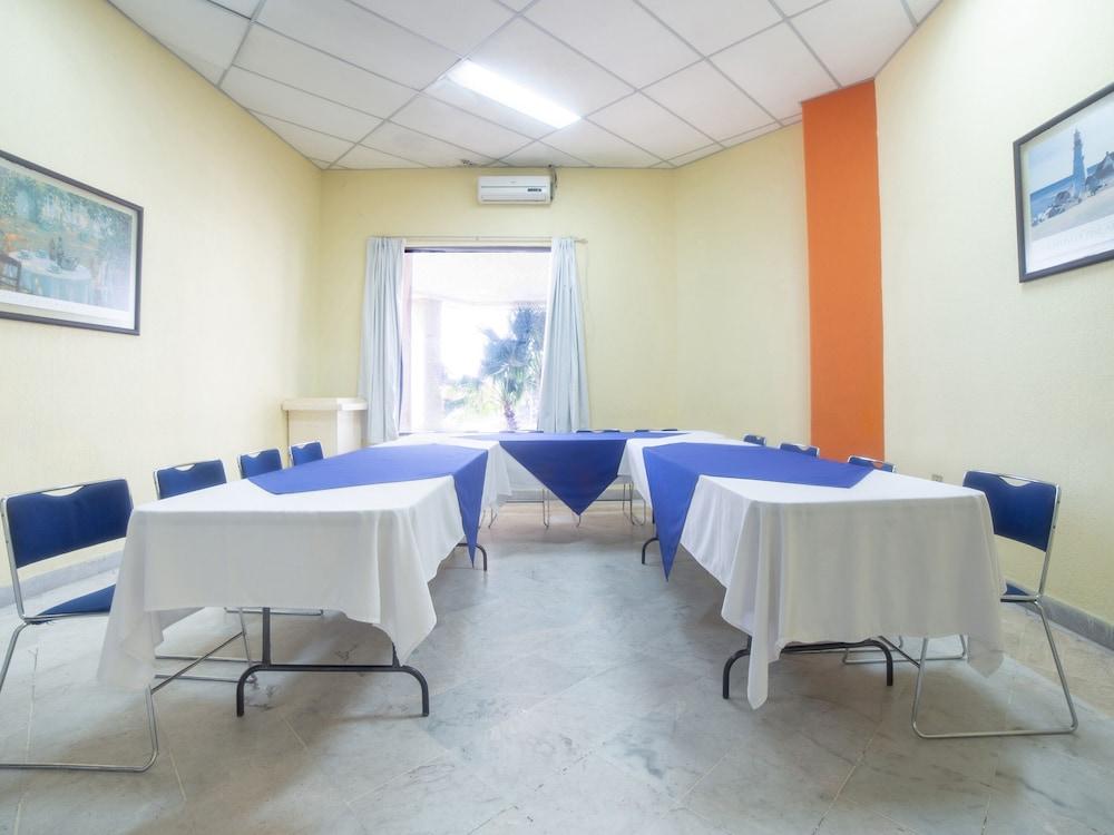 Capital O Hotel Casa Real Celaya Селая Экстерьер фото